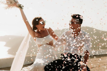 Τώρα, μελλόνυμφα ζευγάρια προσλαμβάνουν TikTokers για να κάνουν πιο fun τον γάμο τους