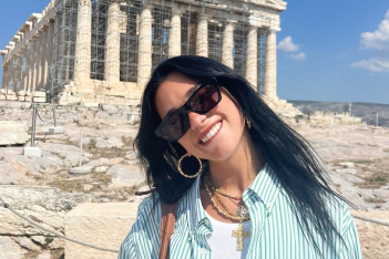 Ντούα Λίπα: Από τη Σίφνο στην Ακρόπολη, συνεχίζει να ζει το hot (greek) girl summer