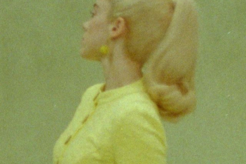 Μπίλι Άιλις: Με (εκπληκτική) εμφάνιση εμπνευσμένη από τα 60's στο νέο της τραγούδι για την «Barbie»