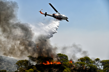 Φωτιές: Στη Ρόδο το δυσκολότερο μέτωπο - Σε ύφεση οι φλόγες σε Λουτράκι και Δ. Αττική