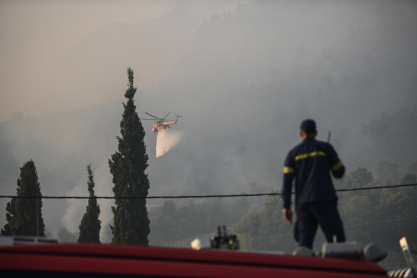 Φωτιές στην Ελλάδα: Όλες οι εξελίξεις από τα μέτωπα - Συνεχίζονται οι αναζωπυρώσεις και οι εκκενώσεις 