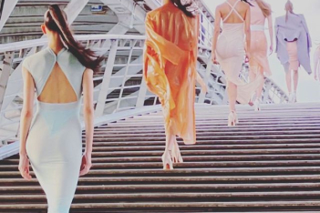 Alaia Haute Couture show: Quiet luxury σε ένα φλεγόμενο Παρίσι