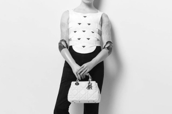 Η Μπέμπε Βιο, η παραολυμπιονίκης ξιφασκίας, είναι το νέο πρόσωπο της «It» τσάντας της Dior