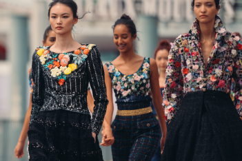 Chanel aw 2023 Haute Couture: Ένα ερωτικό γράμμα στο Παρίσι από την Βιρτζινί Βιάρντ