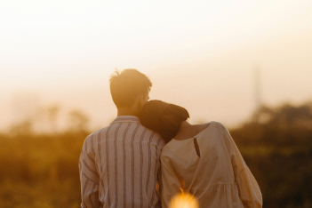5 ζωδιακά ζευγάρια που αν γνωριστούν, είναι αδύνατο να μην κάνουν σχέση