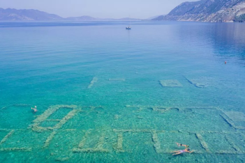 Η παραλία της Πελοποννήσου όπου θα κολυμπήσεις πάνω από μια βυθισμένη πόλη