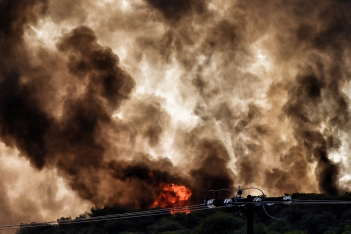 Φωτιά στη Νέα Πέραμο: Μεγάλη αναζωπύρωση στο σημείο - Εκκενώνονται σπίτια στο Κανδήλι