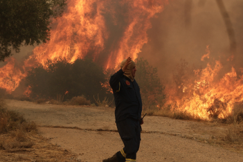 Εκτός ελέγχου η φωτιά στη Ρόδο - Μάχες με τις αναζωπυρώσεις σε Δυτική Αττική και Λουτράκι