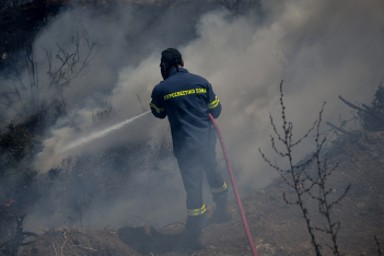 Σε εξέλιξη η φωτιά στην Εύβοια - Συνελήφθη 75χρονος