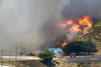 Φωτιά στη Νάξο: Ολονύχτια μάχη με τις φλόγες στο νησί - Ενισχύονται οι δυνάμεις από την Αθήνα