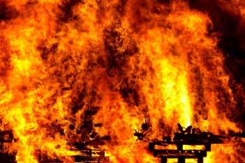 Ανεξέλεγκτη η φωτιά στη Ρόδο - Καίγονται ξενοδοχεία στο Κιοτάρι