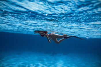 Πώς μπορείς να χάσεις το λίπος από την κοιλιά με το κολύμπι 