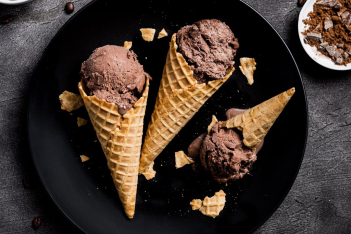 Παγωτό με πραλίνα φουντουκιού και σοκολάτα: Η συνταγή για να το φτιάξεις στο σπίτι με ελάχιστα υλικά