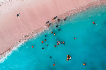 Οι 12 ωραιότερες πολύχρωμες παραλίες του κόσμου - Ανάμεσά τους και δύο ελληνικές