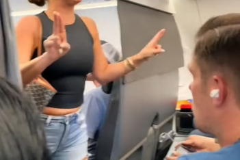 Χάος σε πτήση: Γυναίκα κατέβηκε από το αεροπλάνο φωνάζοντας πως ένας επιβάτης «δεν ήταν αληθινός» - Το viral βίντεο