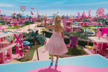 Πώς η Barbie έσπασε τα στερεότυπα: Ανύπαντρη, χωρίς παιδιά, αστροναύτης, είδωλο