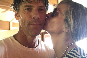 H Τζούλια Ρόμπερτς γιορτάζει 21 χρόνια γάμου με τον Ντάνι Μόντερ με το πιο παθιασμένο φιλί