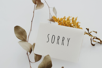 Οι 5 γλώσσες της συγγνώμης: Πώς θα σε βοηθήσουν να έχεις μια υγιή σχέση με τον σύντροφό σου