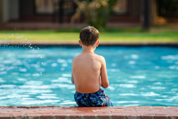 6 πράγματα που πρέπει να κάνουν οι γονείς για να κρατήσουν ασφαλή τα παιδιά τους στο νερό 