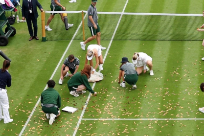 Μπούλτερ-Σαβίλ: Οι τενίστριες βοήθησαν να μαζέψουν τα κομφετί της διαμαρτυρίας στη διακοπή του αγώνα
