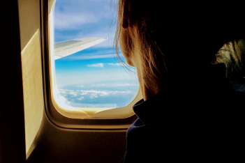 Κάθεσαι πάντα δίπλα στο παράθυρο στο αεροπλάνο; Να, γιατί πρέπει να το ξανασκεφτείς