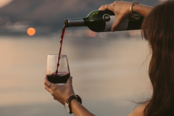 Γιατί το κόκκινο κρασί έχει διαφορετική γεύση το καλοκαίρι;