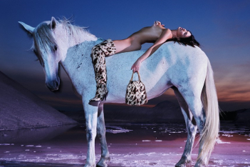 Η Κένταλ Τζένερ, γυμνή πάνω σ' ένα άλογο, πρωταγωνιστεί στη νέα καμπάνια της Stella McCartney  