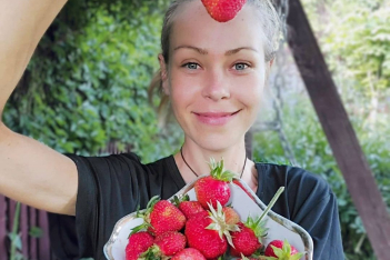 Zhanna D’Art: Η βίγκαν influencer που έτρωγε μόνο εξωτικά φρούτα, πέθανε από ασιτία 