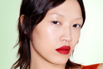 Η Prada «εισβάλλει» στον κόσμο της ομορφιάς με την πρώτη της skincare & makeup σειρά