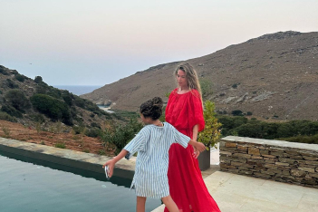 Ντάουτσεν Κρους: To διάσημο μοντέλο απαγγέλει Ελύτη όσο βρίσκεται για διακοπές στην Ελλάδα 