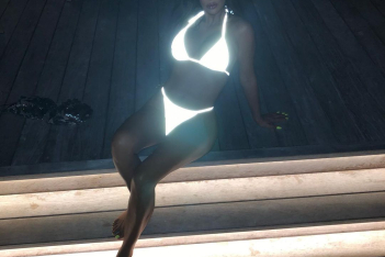 H Κιμ Καρντάσιαν με φωσφοριζέ neon μπικίνι, λάμπει στο σκοτάδι