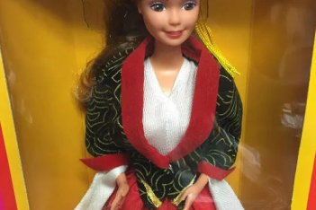 Αυτή είναι η «Ελληνίδα Barbie» που είχε βγάλει η Mattel - Η συσκευασία έγραφε ακόμη και για τα πανηγύρια