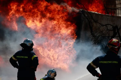 Συνεχίζει να καίει η φωτιά στο Άγιο Όρος: Σε δύσβατη περιοχή το μέτωπο