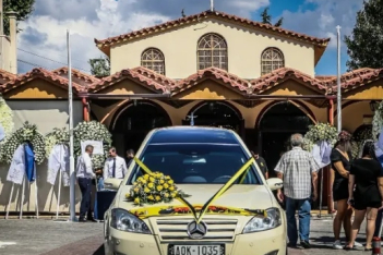 Θρήνος και οργή στην κηδεία του Μιχάλη Κατσούρη - Με κασκόλ της ΑΕΚ η νεκροφόρα