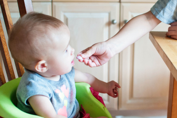Πνιγμός παιδιού: Ποιες τροφές είναι επικίνδυνες και τι πρέπει να κάνετε 