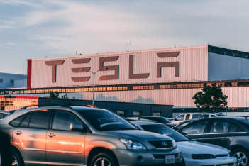 Υπάλληλοι της Tesla ξεσπούν κατά της εταιρείας για τις απανθρωπες συνθήκες εργασίας 