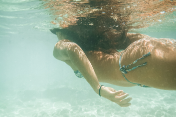 Είναι ασφαλές να κολυμπάς όταν έχεις περίοδο; Όλα όσα πρέπει να ξέρεις