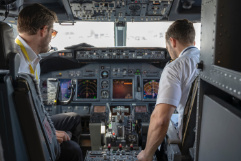 Ένας πιλότος αποκαλύπτει ποια είναι η καλύτερη θέση στο αεροπλάνο για να μην σε πιάνει ναυτία