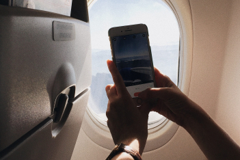 Αεροπλάνο: Τι θα συμβεί αν δεν βάλεις σε λειτουργία πτήσης το κινητό σου