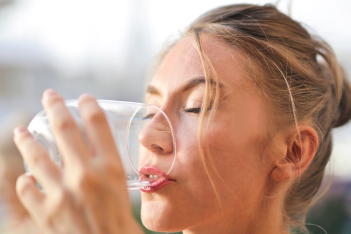 Νοροϊός: Να τι θα συμβεί αν πίνεις νερό από το ίδιο ποτήρι για μέρες