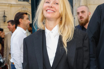 Πάμελα Άντερσον: Ποζάρει με το πιο minimal beauty look που την έχουμε δει ποτέ στο Παρίσι