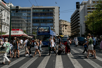 Eurostat: Οι Έλληνες εργάζονται τις περισσότερες ώρες στην ΕΕ - Πού εργάζονται λιγότερο 
