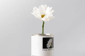 Η Prada προσφέρει σπόρους λουλουδιών σε custom συσκευασία, για να γιορτάσει την φθινοπωρινή της καμπάνια