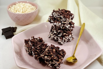 Πεντανόστιμες και υγιεινές μπάρες ρυζιού με επικάλυψη μαύρης σοκολάτας