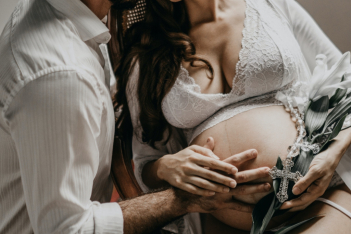 Σεξ στην εγκυμοσύνη: Τα 4 βασικά tips που πρέπει να ξέρεις (για να μην αγχώνεσαι)