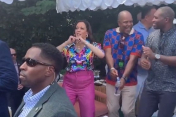 Η Κάμαλα Χάρις χόρεψε χιπ χοπ σε πάρτι του Λευκού Οίκου κι έγινε viral για όλους τους λόγους 