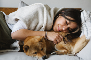 «Οι γυναίκες κοιμούνται καλύτερα με έναν σκύλο στο πλάι τους παρά με άνθρωπο», σύμφωνα με έρευνα