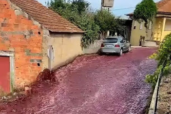 Ένα χωριό στην Πορτογαλία πλημμύρισε με δύο εκατομμύρια λίτρα κρασιού