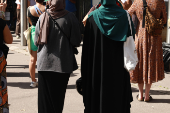 Γαλλία: Σχολεία έστειλαν στο σπίτι τους μαθήτριες που φορούσαν αμπάγια