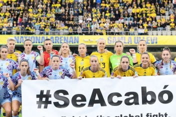 Ποδόσφαιρο γυναικών: Ισπανία και Σουηδία ενωμένες πανό με μήνυμα «Τέλος. Ο αγώνας μας είναι παγκόσμιος αγώνας»